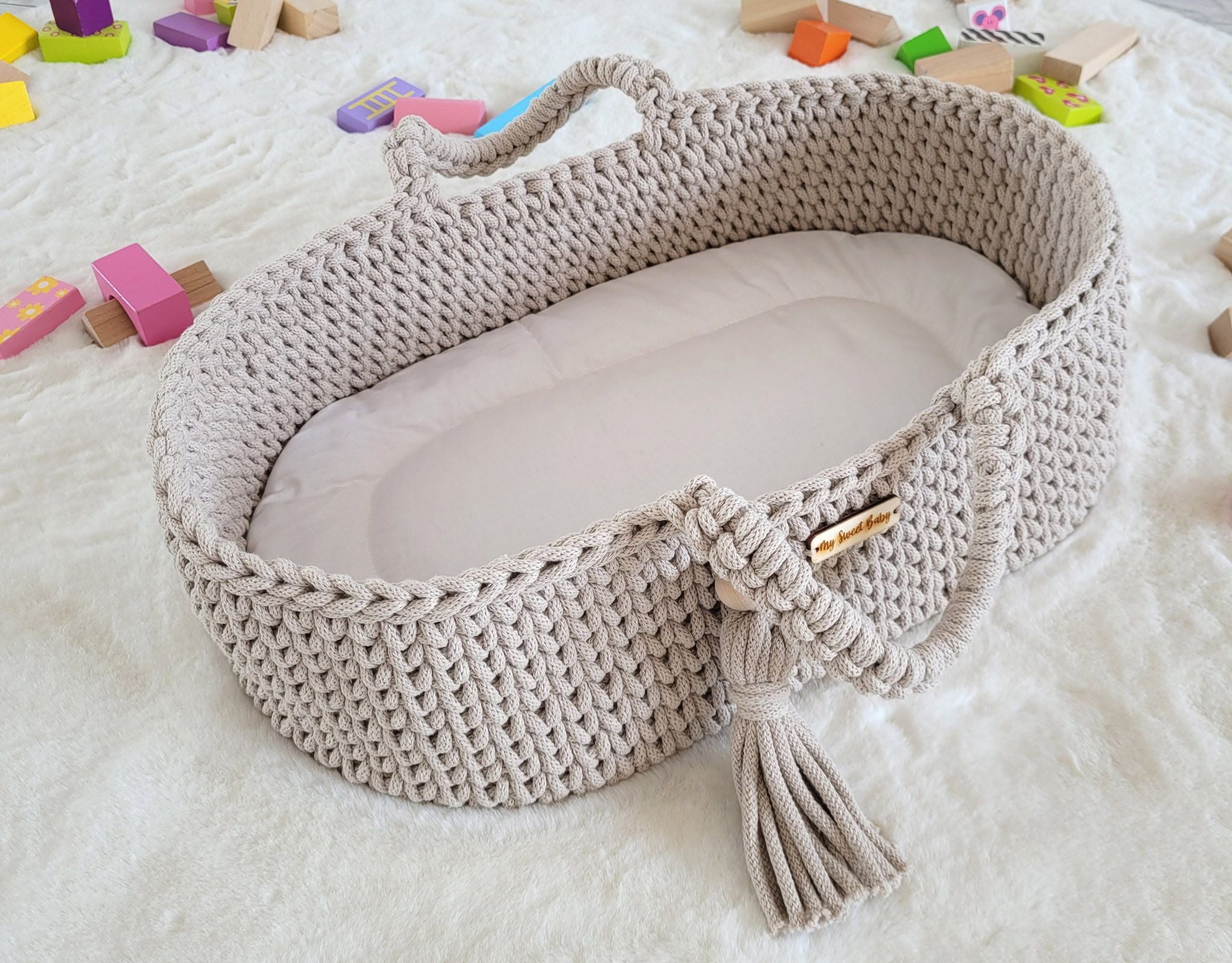 Handgemaakte wiegmand voor poppen