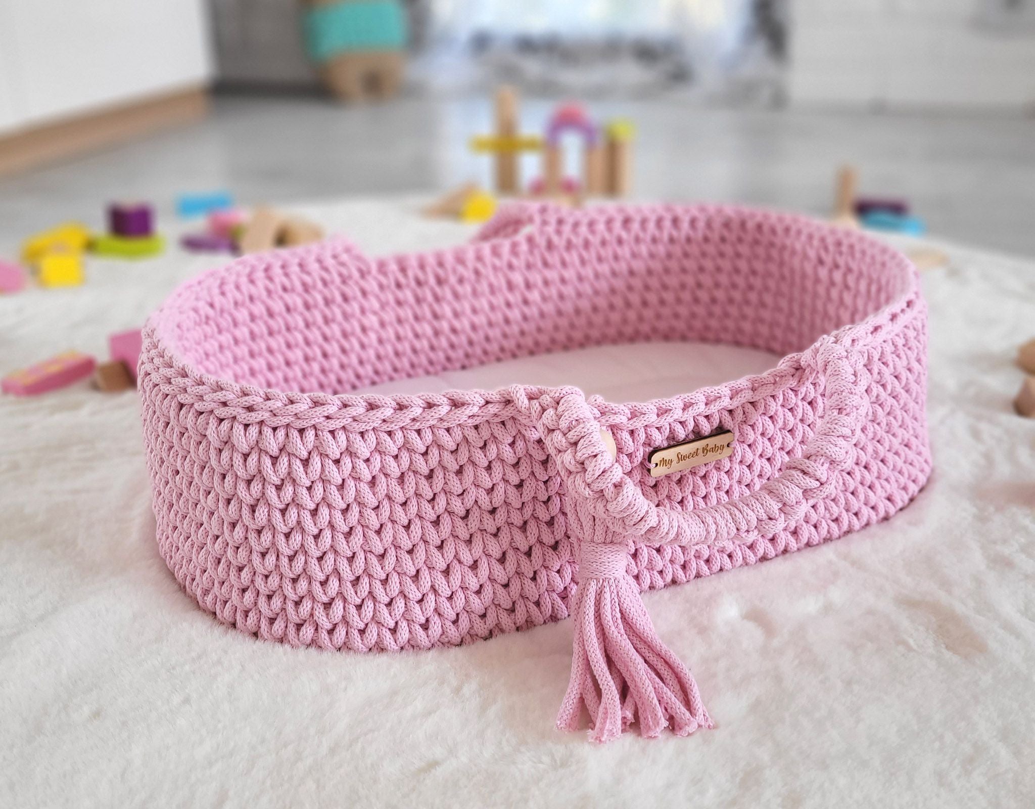 Handgemaakte wiegmand voor poppen