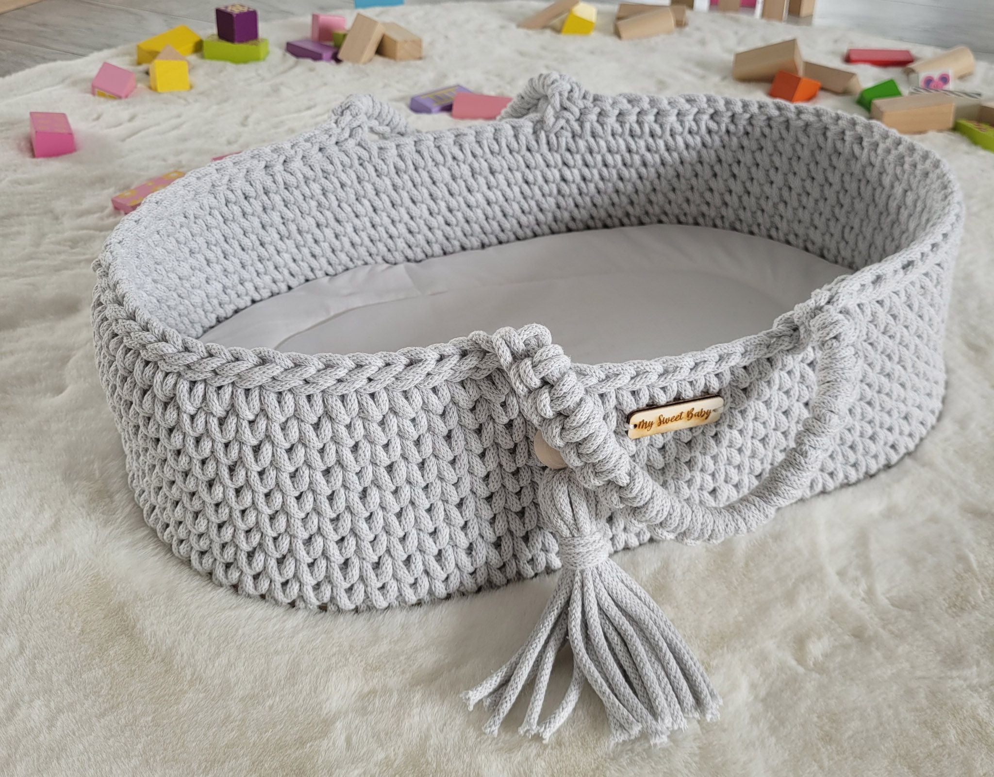 Handgemaakte wiegmand voor poppen