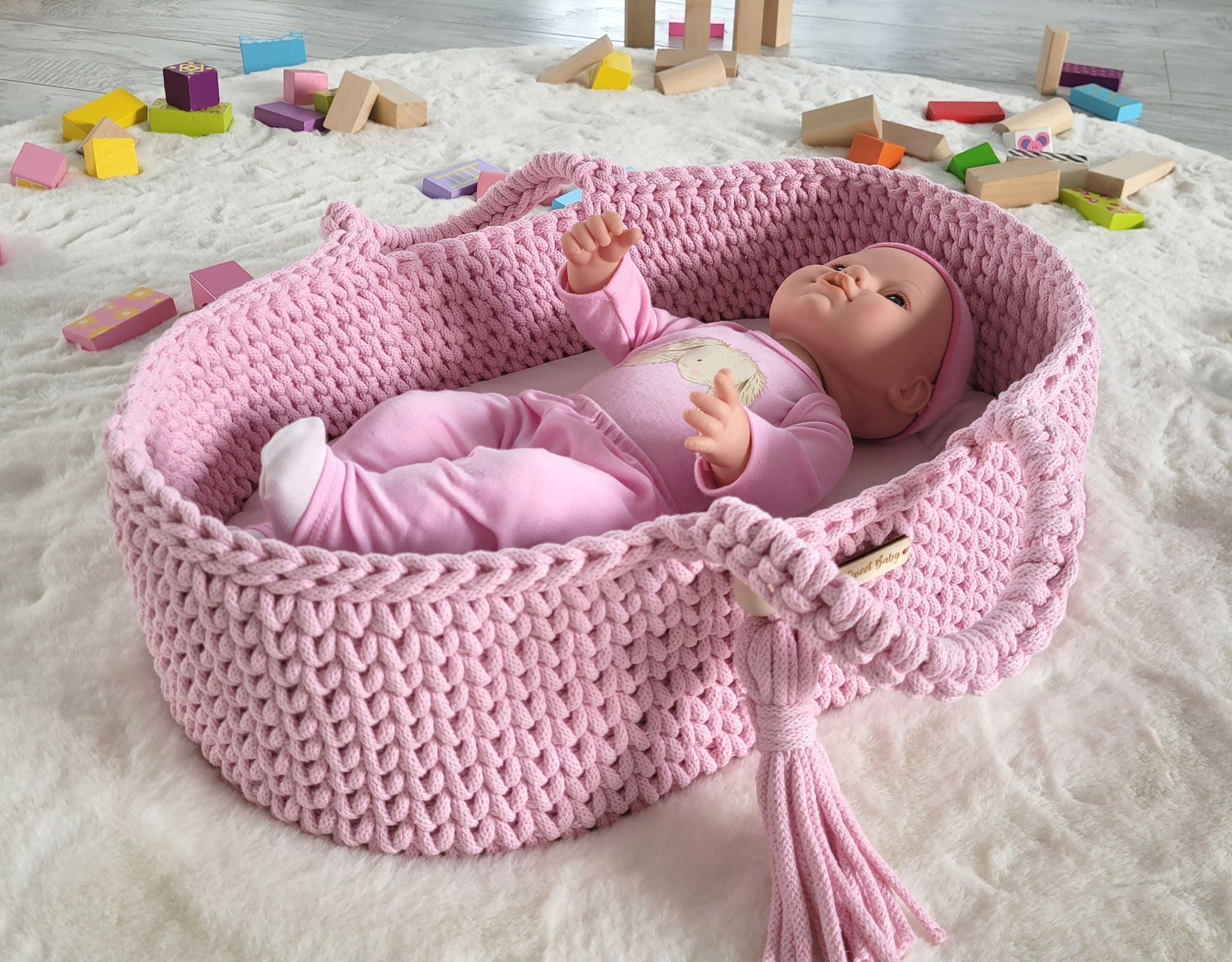 Handgemaakte wiegmand voor poppen