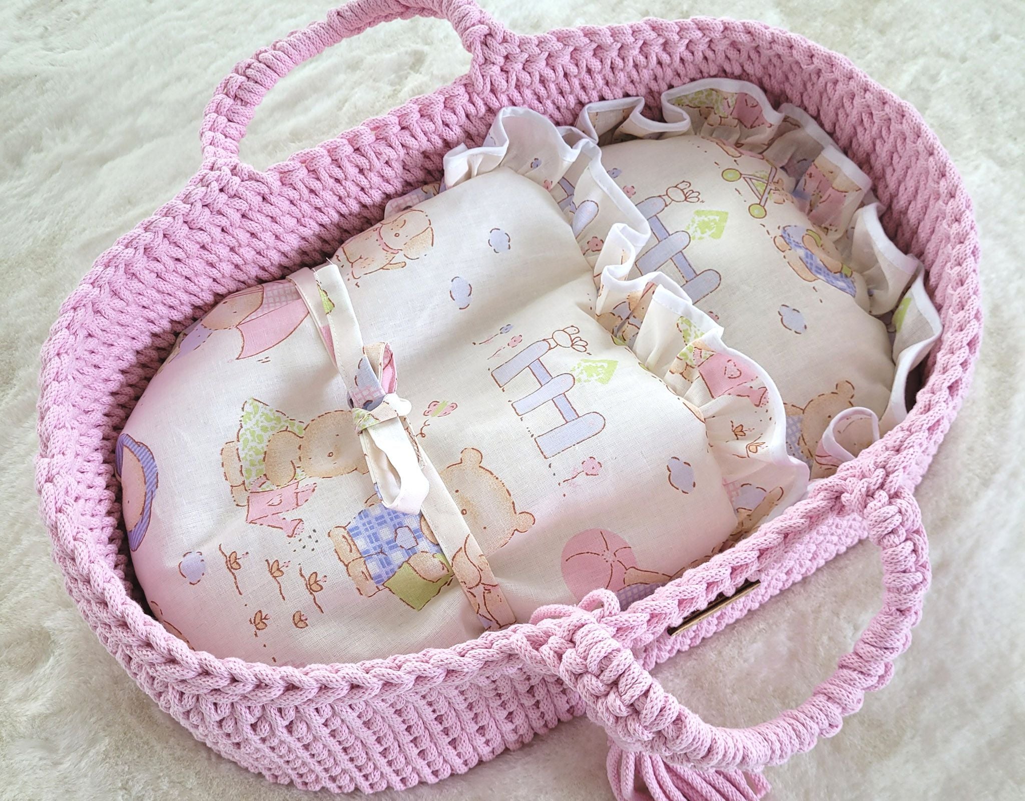 Handgemaakte wiegmand voor poppen