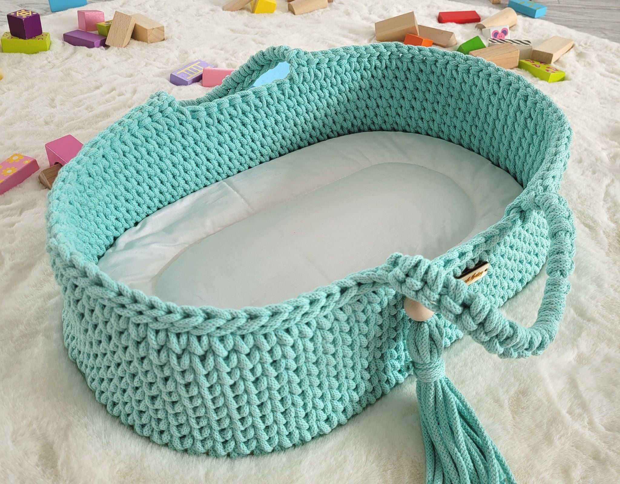 Handgemaakte wiegmand voor poppen