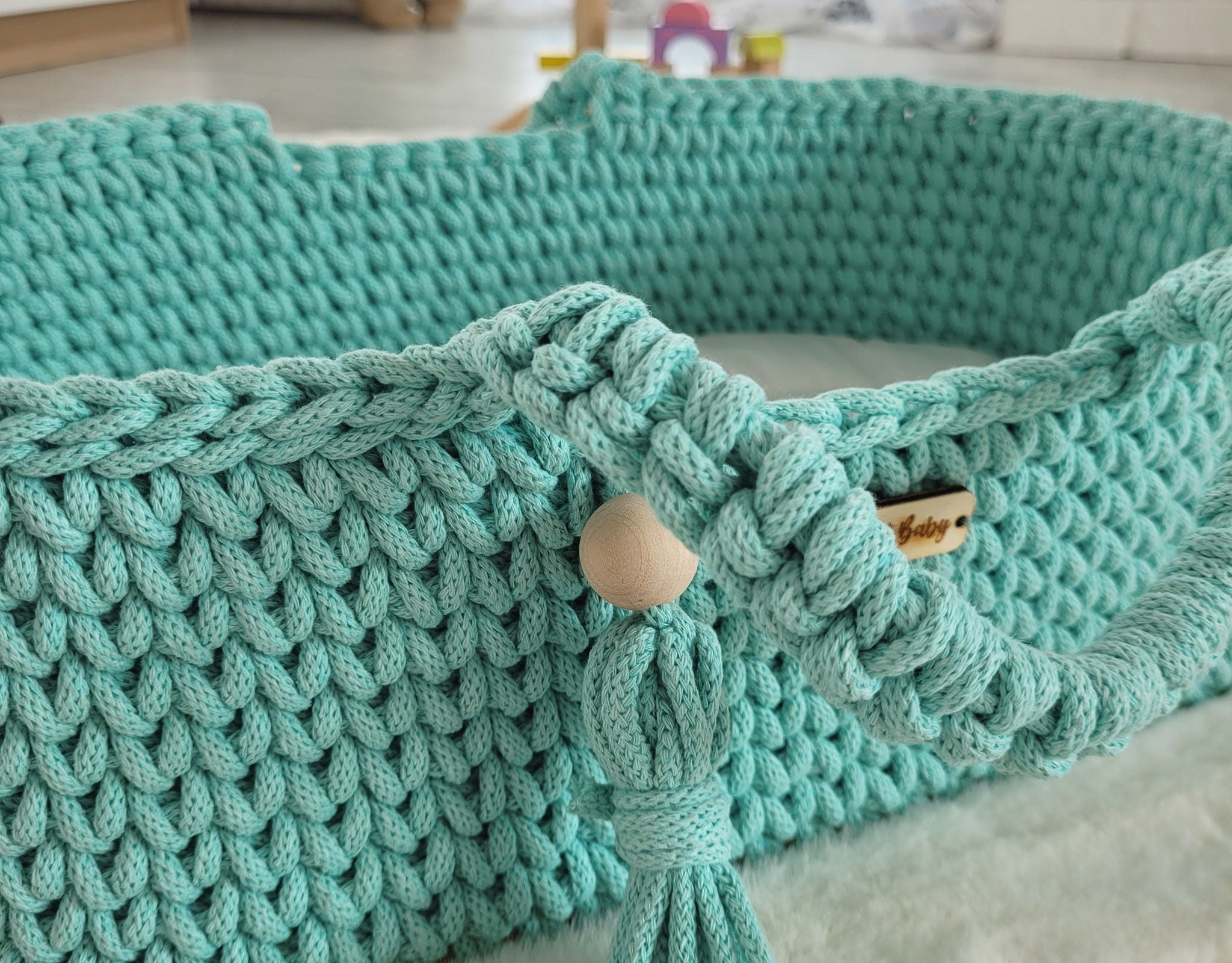 Handgemaakte wiegmand voor poppen