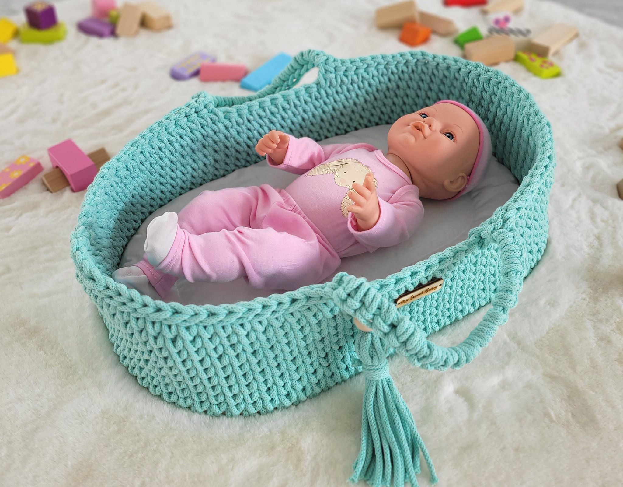 Handgemaakte wiegmand voor poppen