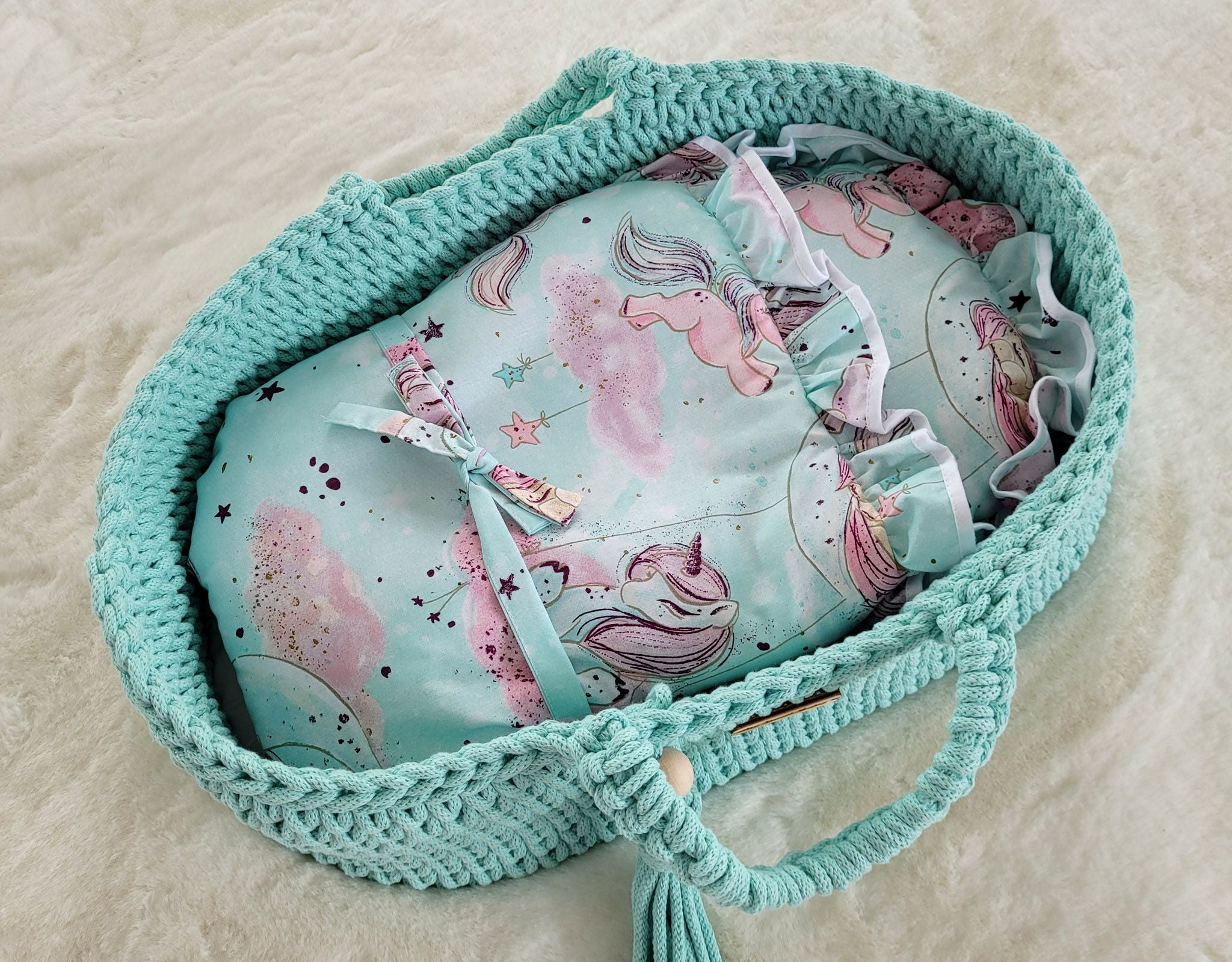 Handgemaakte wiegmand voor poppen