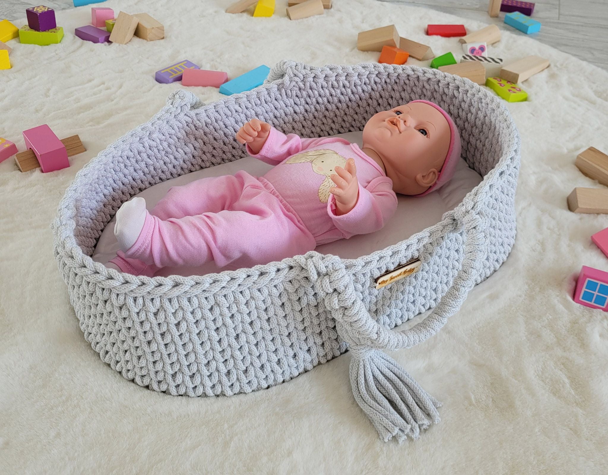 Handgemaakte wiegmand voor poppen