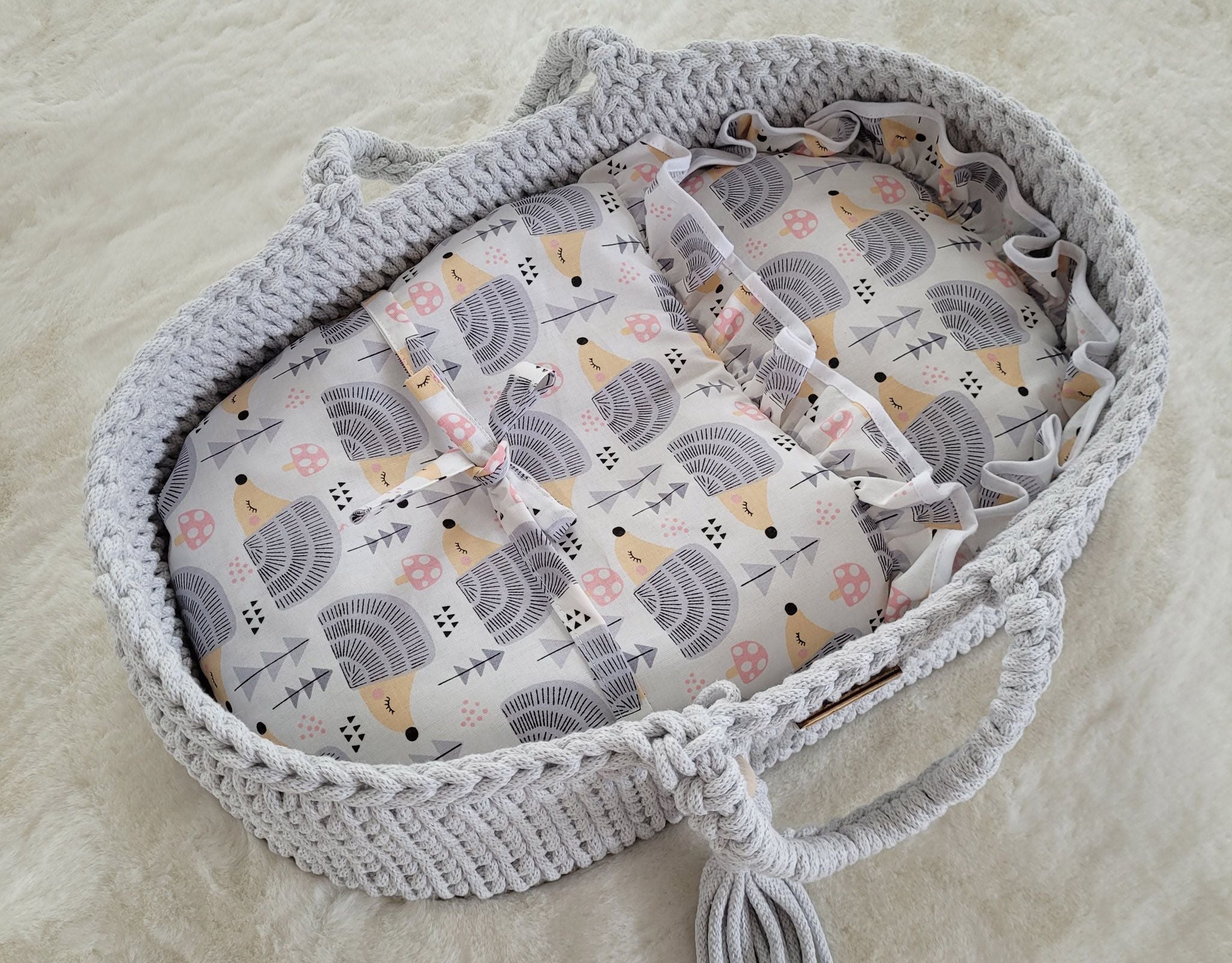 Handgemaakte wiegmand voor poppen