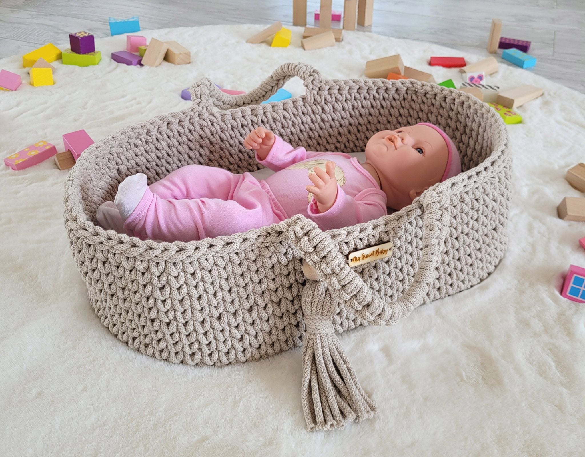 Handgemaakte wiegmand voor poppen