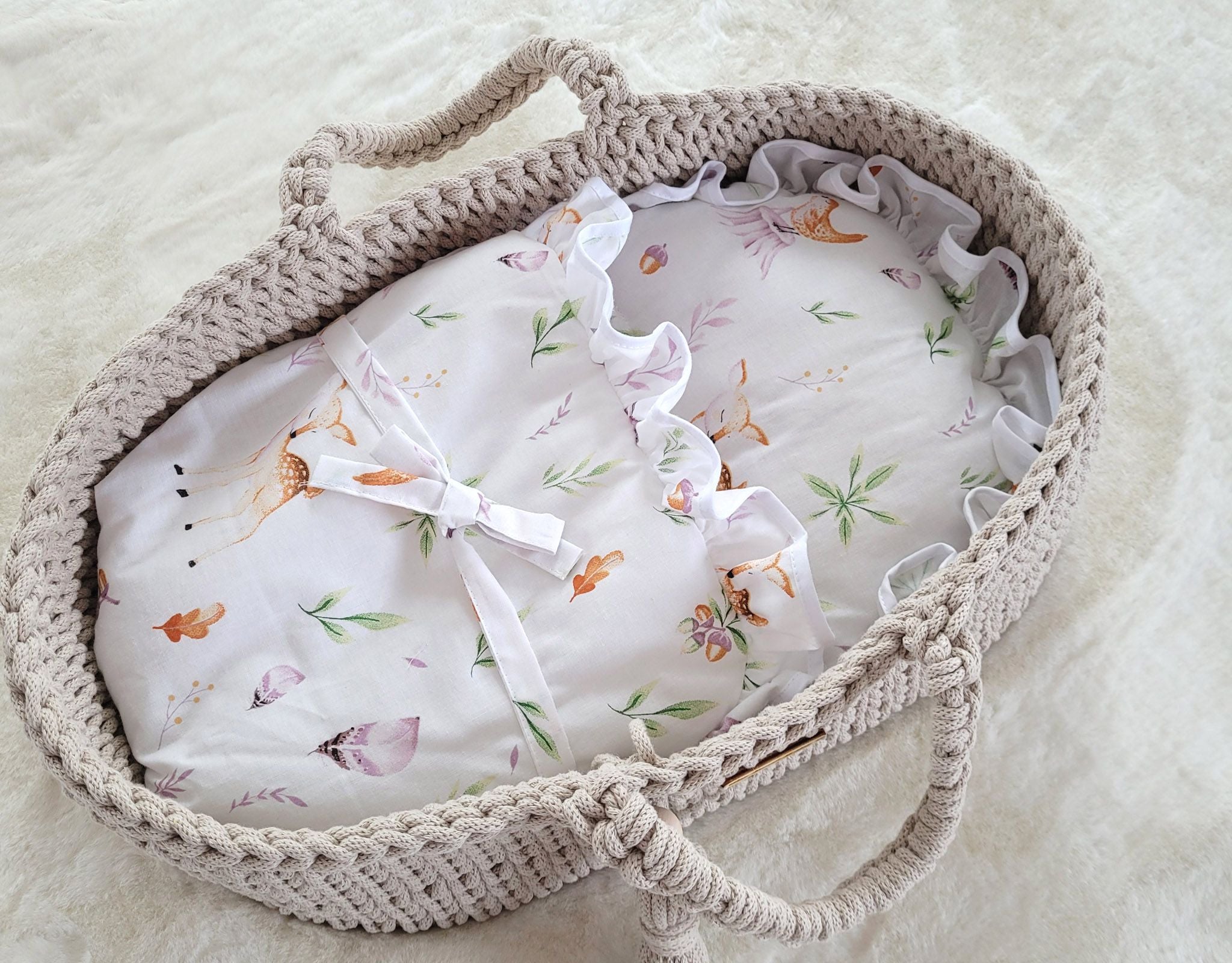 Handgemaakte wiegmand voor poppen